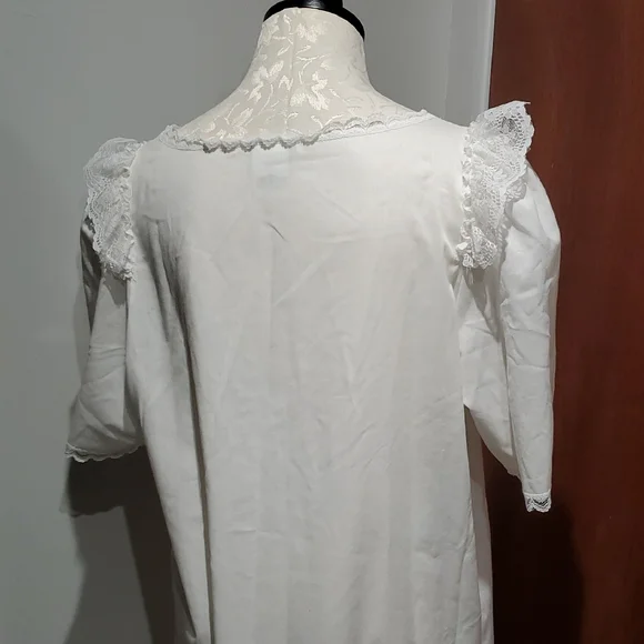 Elegant White Lace Chemise with Pink Accents - Picture 5 of 9